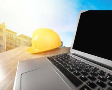 Beyaz, sarı kasklı güvenlik kaskı. Güvenlik projesi için. Mühendis ya da işçi olarak, beton zeminde.