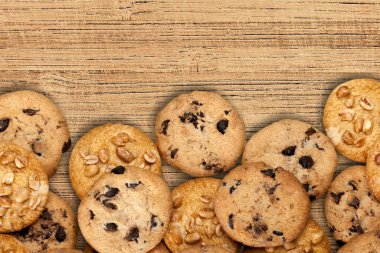 Susamlı kurabiye ve çikolata.