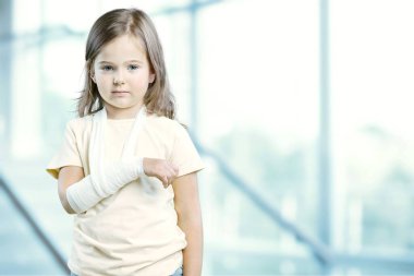 Alçılı küçük bir çocuk. Kolu kırık bir çocuk. Kazadan sonra komik çocuk.