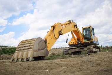 İnşaat alanında çalışan kazıcı