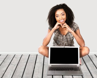 Dizüstü bilgisayarda çalışan güzel kadın.