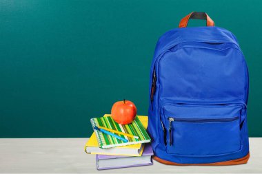Kırtasiye malzemesi beyaz arkaplanda izole edilmiş mavi okul sırt çantası