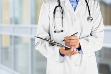 Geçmişinde bulanık hastane iç yapısı olan çekici genç bir kadın doktor.