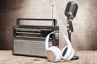 Makaradan makaraya kayıt cihazı, kırmızı mikrofon, nane yeşili arka planda kulaklık.