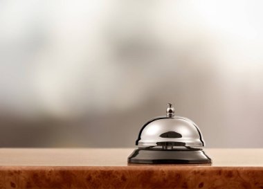 Eski otel resepsiyon masası zili bulanık arka planda, bokeh