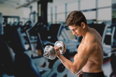 Güçlü vücut geliştirme sporcusu