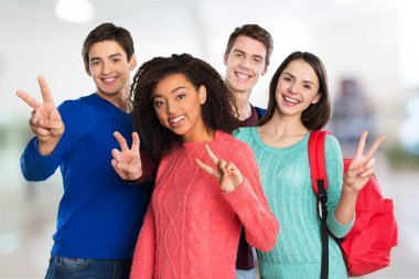 Mutlu Genç Öğrenciler Zafer İşareti Gösteriyor