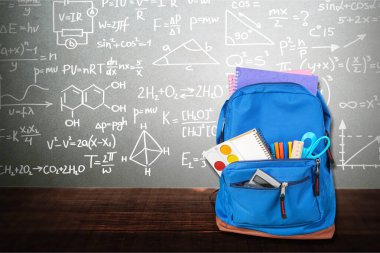 Ahşap arka planda okul malzemeleri