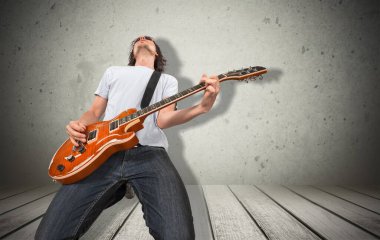 Beyaz Arkaplanda Gitarcı