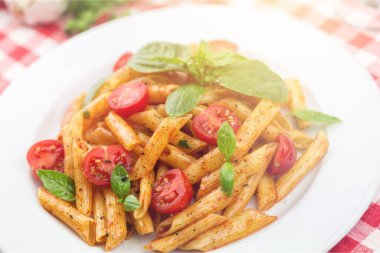 Domates soslu ve peynirli makarna.