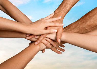Bir araya toplanmış grup ellerini kapat