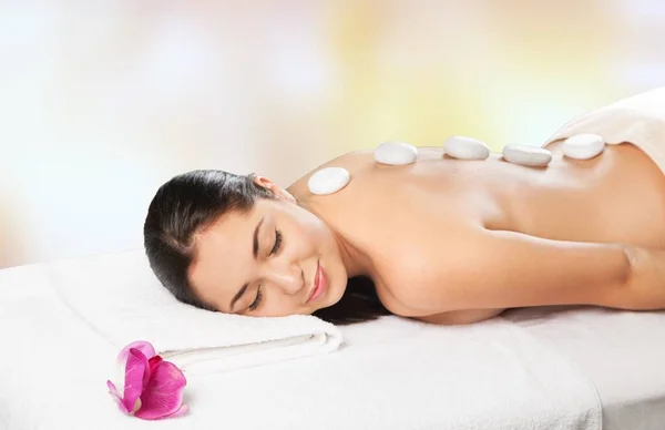 Donna Nel Salone Bellezza Spa — Foto Stock