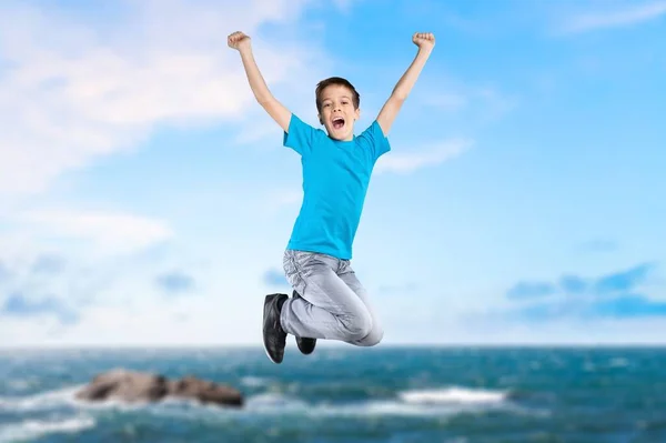 Ein Kleiner Junge Springt Vor Aufregung Die Luft — Stockfoto