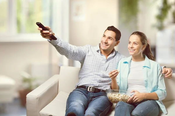 Junge Glückliche Frau Und Mann Verbringen Zeit Vor Dem Fernseher — Stockfoto