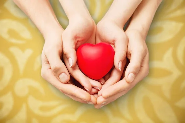 Manos Con Corazón Rojo Seguro Salud Concepto Donación —  Fotos de Stock