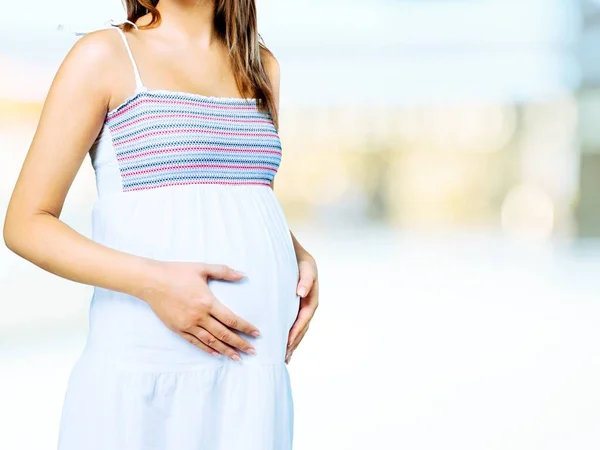Έγκυος Που Χαϊδεύει Την Κοιλιά Της — Φωτογραφία Αρχείου