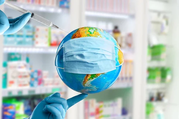 Global Vaccine Arts Met Spuit Wereldbol Handen — Stockfoto