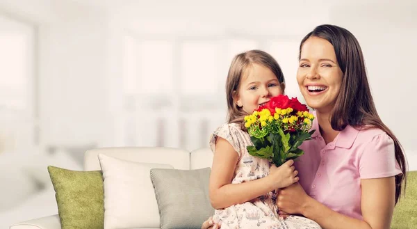 Маленька Дитина Вітає Маму Днем Матері Вдома Дарує Свіжий Квітковий — стокове фото
