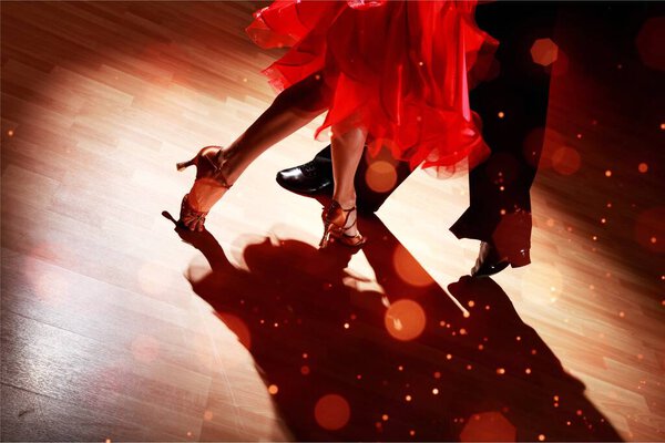 красивая пара танцует в студии