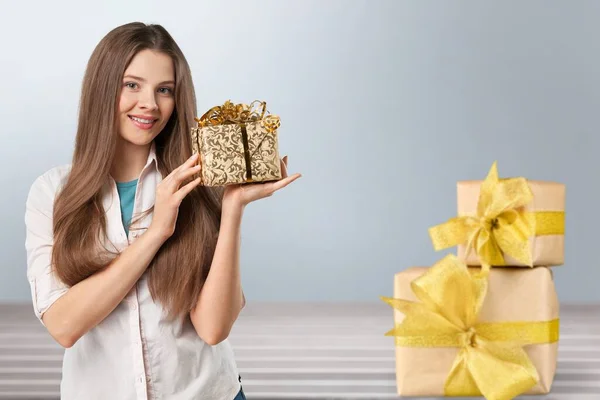 Cajas Regalo Con Cintas Decoración Navideña Sobre Fondo Madera — Foto de Stock