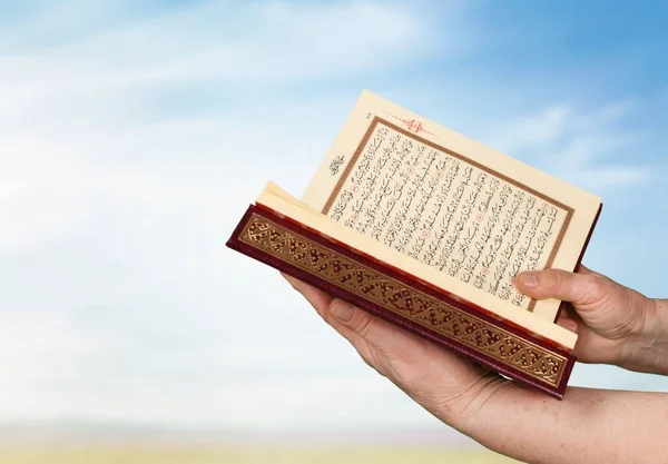 Man Holding Dan Membaca Buku Quran Latar Belakang Islam — Stok Foto