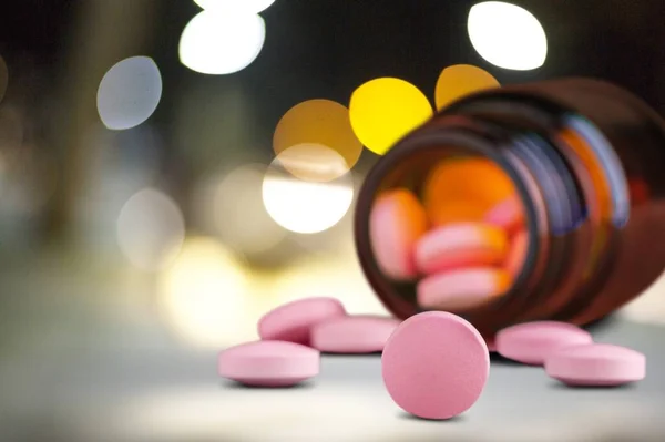Kleurrijke Pillen Tabletten Met Flessen Achtergrond — Stockfoto