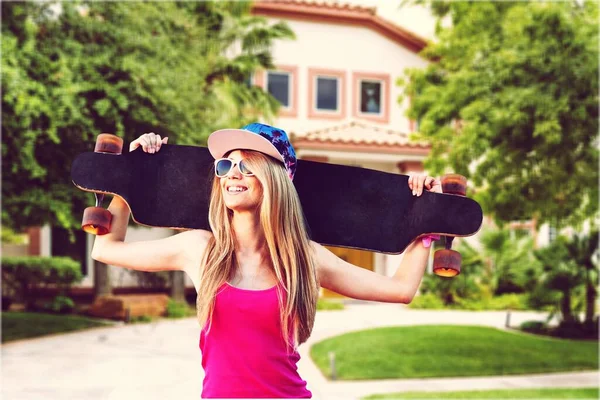 Ung Vacker Flicka Med Skateboard Gatan — Stockfoto