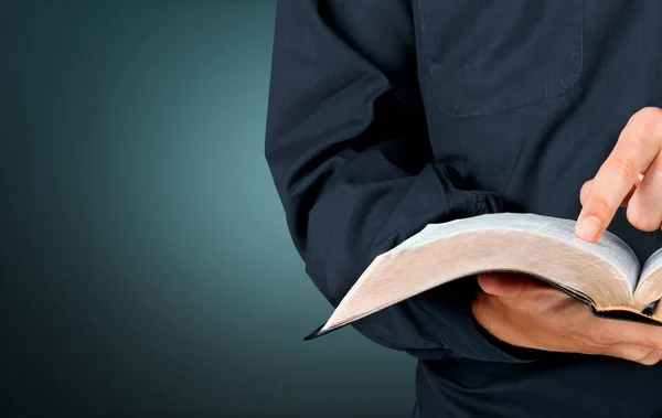 Hombre Leyendo Viejo Libro Pesado Fondo — Foto de Stock