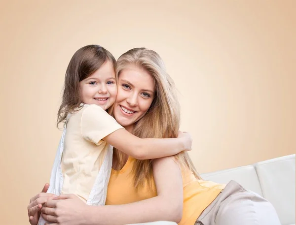 Retrato Feliz Mãe Filha Abraçando Olhando Para Câmera — Fotografia de Stock