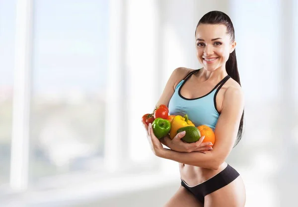 Junge Sportlerin Zeigt Gemüse Und Gesunde Ernährung — Stockfoto