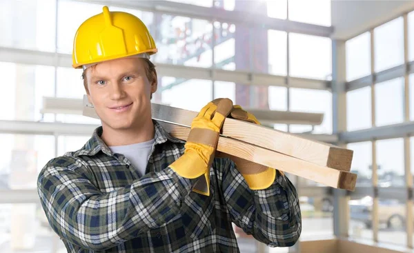 Retrato Carpintero Sonriente Sosteniendo Tablones Madera Fondo Brillante — Foto de Stock