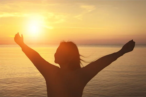 Shiluete Human Raising Hands Sea Background — Stock Photo, Image