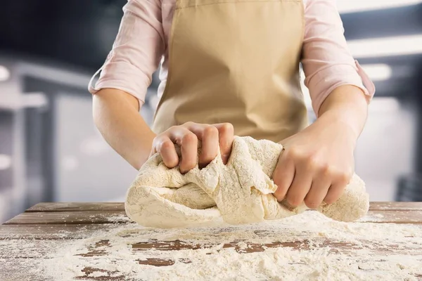 Manos Femeninas Haciendo Masa Para Pizza — Foto de Stock