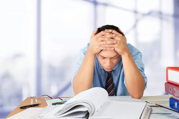 Frustrierter Büroleiter Mit Arbeit Überlastet — Stockfoto