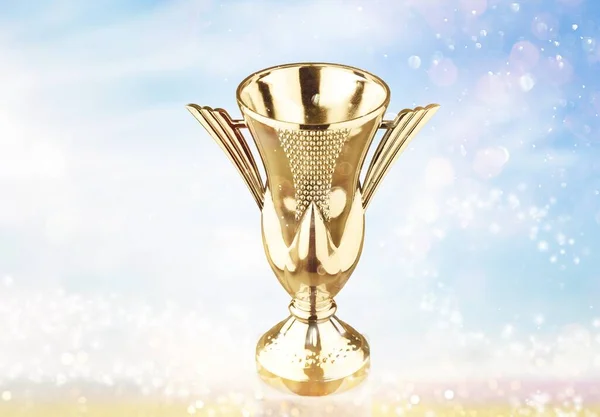 白い背景に金のトロフィーカップ — ストック写真