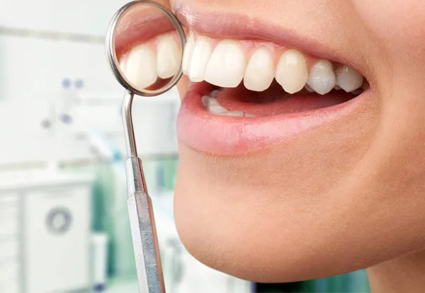 Dentista Donna Esaminando Denti Con Apparecchio Dentale — Foto Stock