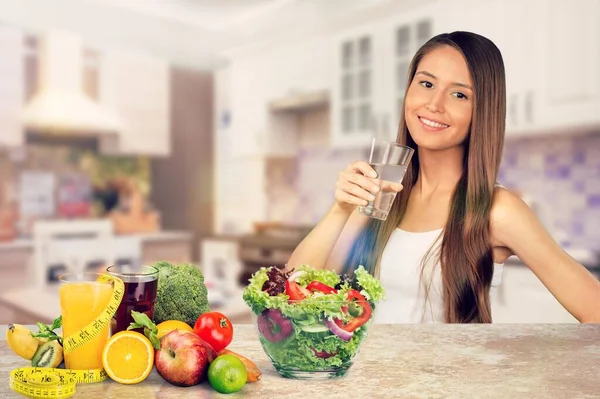 Jovem Mulher Bebendo Água Perto Mesa Com Frutas Legumes Cozinha — Fotografia de Stock