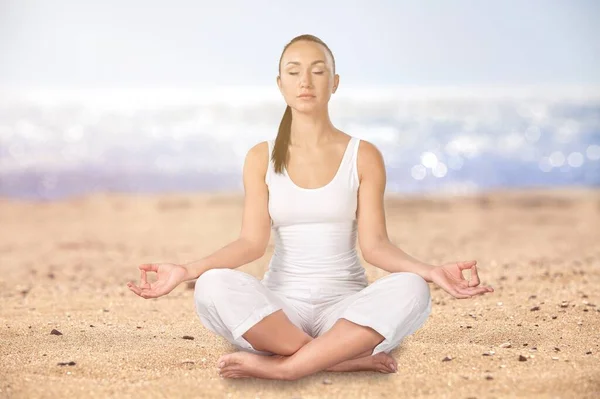 Joyeux Jeune Femme Faisant Yoga Plage Avec Les Yeux Fermés — Photo