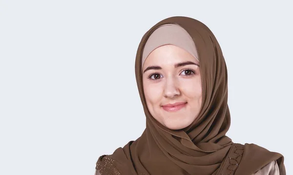 Mooie Moslim Vrouw Modieuze Jurk Met Hijab — Stockfoto