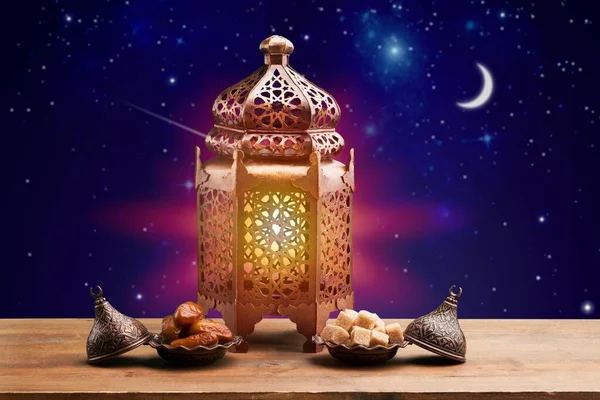 Lantaarn Met Arabische Lamp Maan Houten Achtergrond — Stockfoto