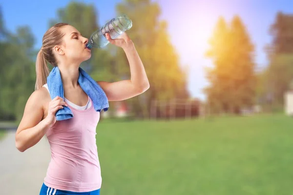 Agua Potable Después Del Entrenamiento Imagen — Foto de Stock