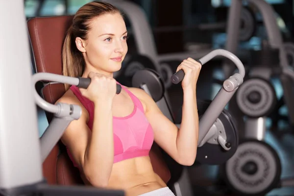 Sportliche Junge Frau Trainiert Turnstunde Trainingsgeräten — Stockfoto