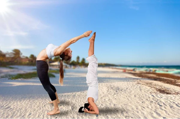 Deux Belles Jeunes Femmes Faisant Yoga Ensemble Sur Plage — Photo