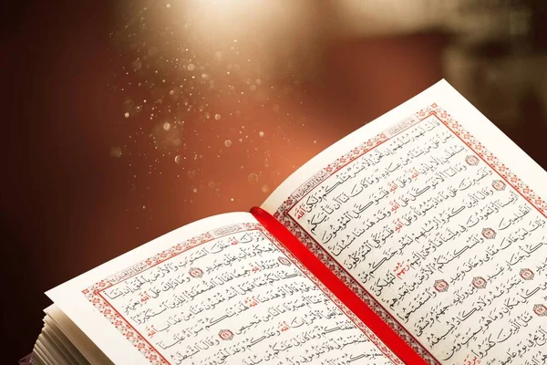 Corano Aperto Sul Tappeto Preghiera Musulmano Chiuso — Foto Stock