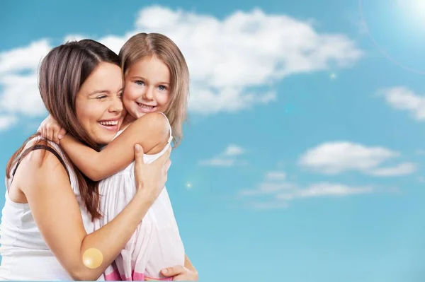 快乐的女人喜欢和小女孩拥抱亲吻 母亲节爱家庭概念 — 图库照片