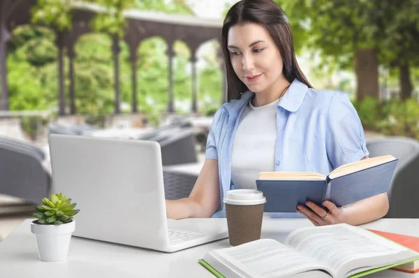 Happy Young Businesswoman Working Laptop — Stock Photo, Image