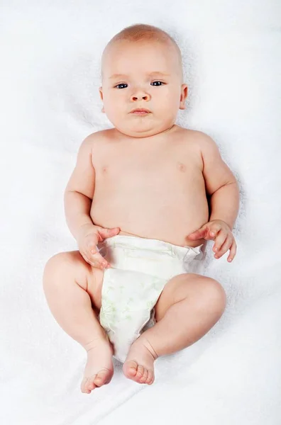 Bébé Mignon Avec Beaux Yeux Bleus Couché Dans Lit Blanc — Photo