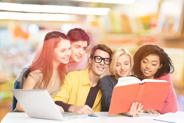 Grupo Estudiantes Que Estudian Biblioteca — Foto de Stock
