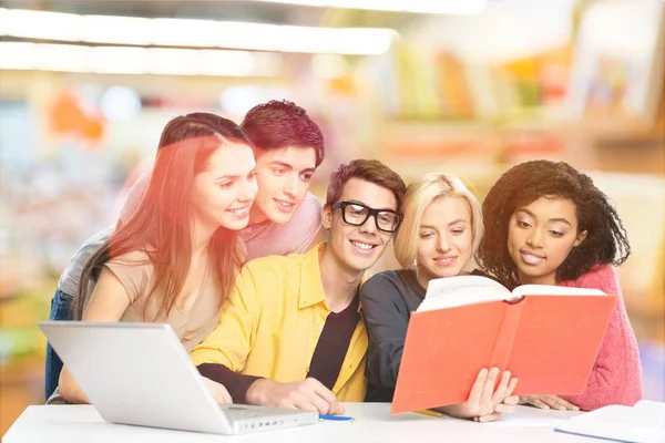 Grupo Estudiantes Que Estudian Biblioteca —  Fotos de Stock