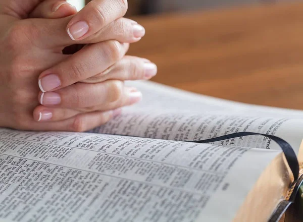Manos Hombre Orando Sobre Una Biblia Escritorio — Foto de Stock